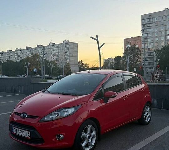 Красный Форд Фиеста, объемом двигателя 1.4 л и пробегом 103 тыс. км за 7800 $, фото 1 на Automoto.ua