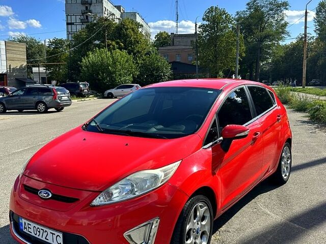 Красный Форд Фиеста, объемом двигателя 1.6 л и пробегом 250 тыс. км за 6000 $, фото 1 на Automoto.ua