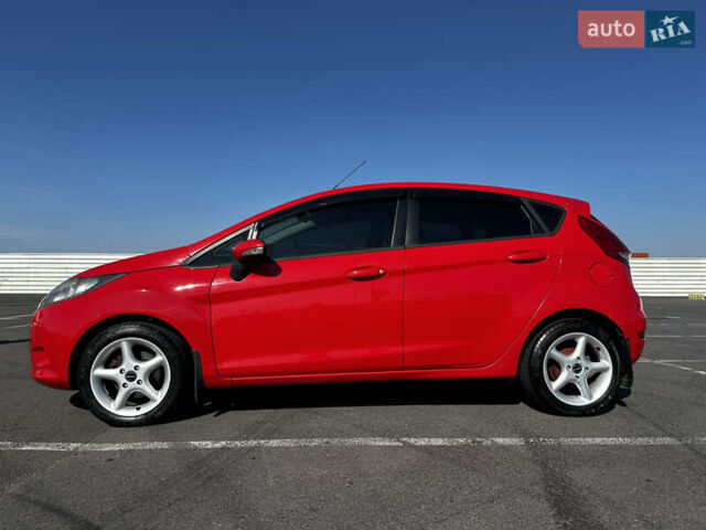 Красный Форд Фиеста, объемом двигателя 1.4 л и пробегом 200 тыс. км за 5900 $, фото 1 на Automoto.ua