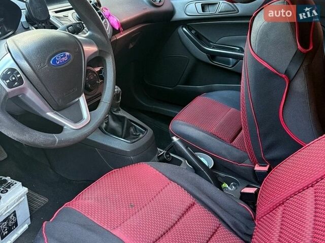 Красный Форд Фиеста, объемом двигателя 1.2 л и пробегом 140 тыс. км за 2500 $, фото 1 на Automoto.ua