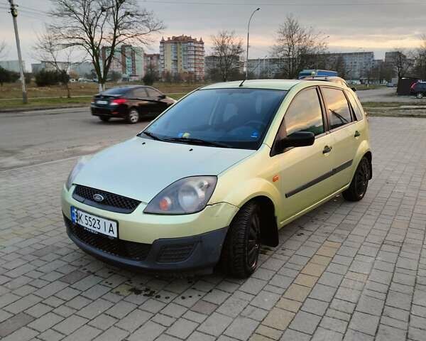 Желтый Форд Фиеста, объемом двигателя 1.4 л и пробегом 155 тыс. км за 2900 $, фото 1 на Automoto.ua