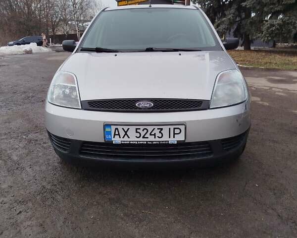 Серый Форд Фиеста, объемом двигателя 1.3 л и пробегом 156 тыс. км за 3900 $, фото 1 на Automoto.ua