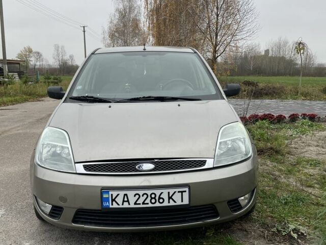 Серый Форд Фиеста, объемом двигателя 1.4 л и пробегом 237 тыс. км за 3500 $, фото 1 на Automoto.ua