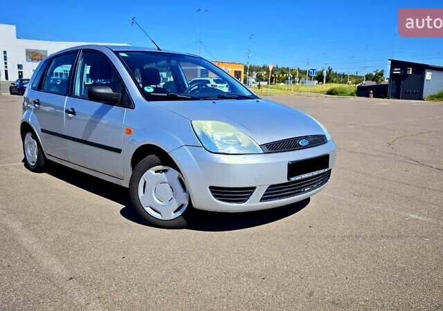 Серый Форд Фиеста, объемом двигателя 1.3 л и пробегом 205 тыс. км за 3500 $, фото 1 на Automoto.ua