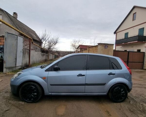 Сірий Форд Фієста, об'ємом двигуна 1.39 л та пробігом 222 тис. км за 3496 $, фото 1 на Automoto.ua