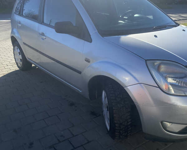 Серый Форд Фиеста, объемом двигателя 1.4 л и пробегом 250 тыс. км за 2800 $, фото 1 на Automoto.ua