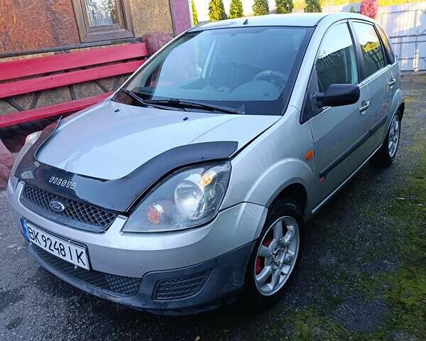 Серый Форд Фиеста, объемом двигателя 1.3 л и пробегом 151 тыс. км за 3600 $, фото 1 на Automoto.ua