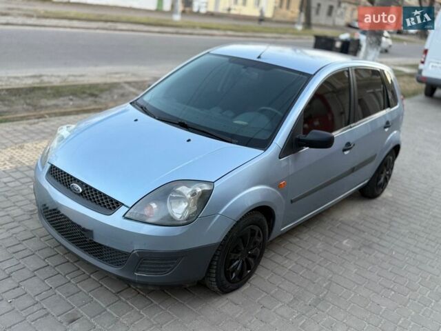 Серый Форд Фиеста, объемом двигателя 1.4 л и пробегом 167 тыс. км за 3999 $, фото 1 на Automoto.ua