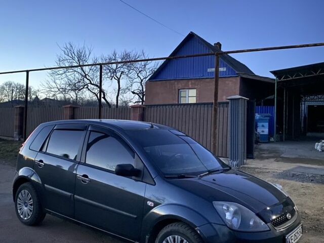 Серый Форд Фиеста, объемом двигателя 1.3 л и пробегом 159 тыс. км за 3500 $, фото 1 на Automoto.ua