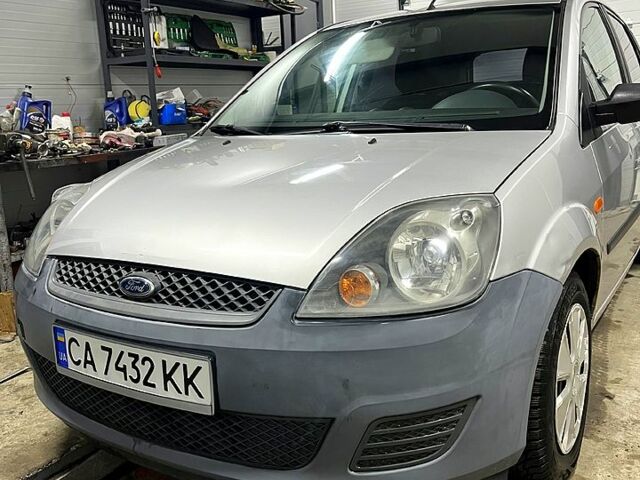 Серый Форд Фиеста, объемом двигателя 1.4 л и пробегом 1600 тыс. км за 3900 $, фото 1 на Automoto.ua