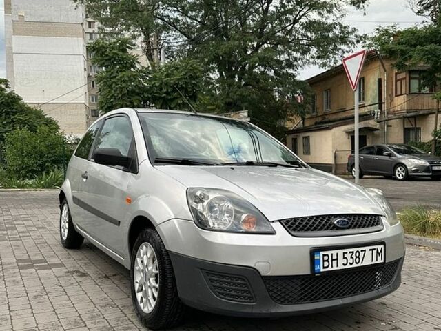 Серый Форд Фиеста, объемом двигателя 1.3 л и пробегом 84 тыс. км за 3500 $, фото 1 на Automoto.ua