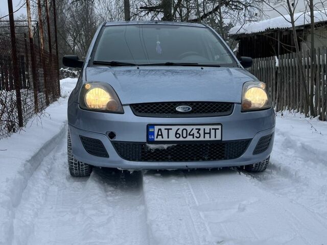 Серый Форд Фиеста, объемом двигателя 1.25 л и пробегом 129 тыс. км за 3500 $, фото 1 на Automoto.ua