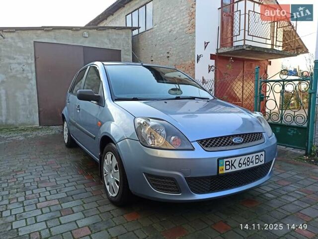 Серый Форд Фиеста, объемом двигателя 1.3 л и пробегом 88 тыс. км за 4400 $, фото 1 на Automoto.ua