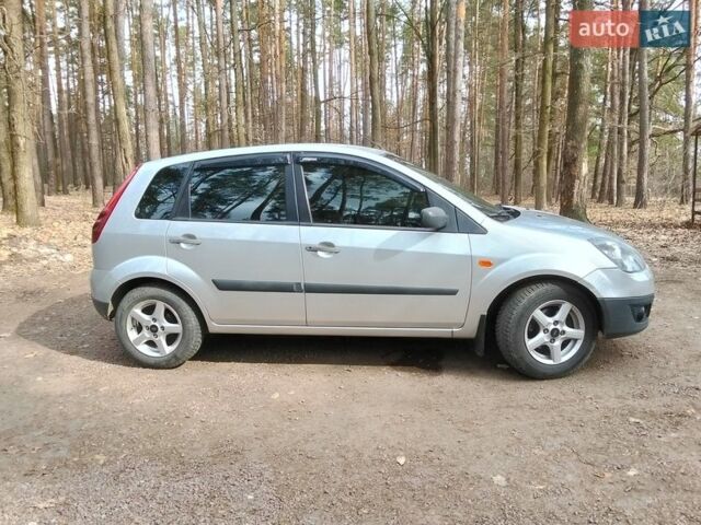 Серый Форд Фиеста, объемом двигателя 1.39 л и пробегом 184 тыс. км за 4000 $, фото 1 на Automoto.ua