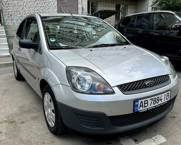 Серый Форд Фиеста, объемом двигателя 1.39 л и пробегом 46 тыс. км за 4700 $, фото 1 на Automoto.ua