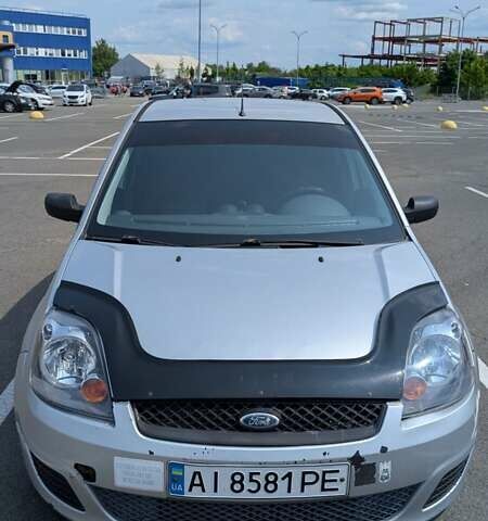Серый Форд Фиеста, объемом двигателя 1.3 л и пробегом 278 тыс. км за 3250 $, фото 1 на Automoto.ua