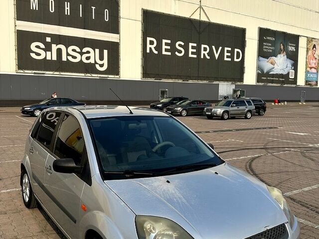 Серый Форд Фиеста, объемом двигателя 1.2 л и пробегом 196 тыс. км за 4200 $, фото 1 на Automoto.ua