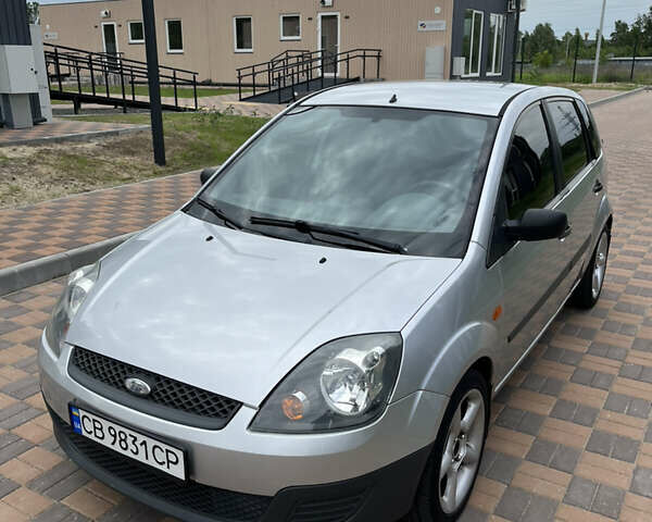 Серый Форд Фиеста, объемом двигателя 1.3 л и пробегом 292 тыс. км за 3700 $, фото 1 на Automoto.ua