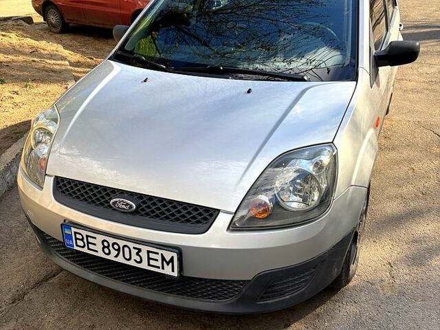 Серый Форд Фиеста, объемом двигателя 1.2 л и пробегом 132 тыс. км за 4100 $, фото 1 на Automoto.ua