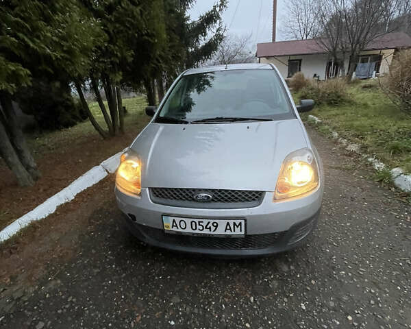 Серый Форд Фиеста, объемом двигателя 1.2 л и пробегом 78 тыс. км за 3200 $, фото 1 на Automoto.ua