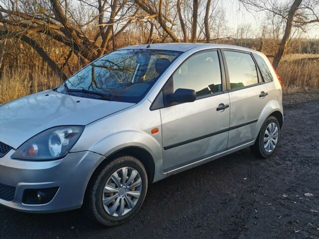 Серый Форд Фиеста, объемом двигателя 1.2 л и пробегом 187 тыс. км за 2900 $, фото 1 на Automoto.ua