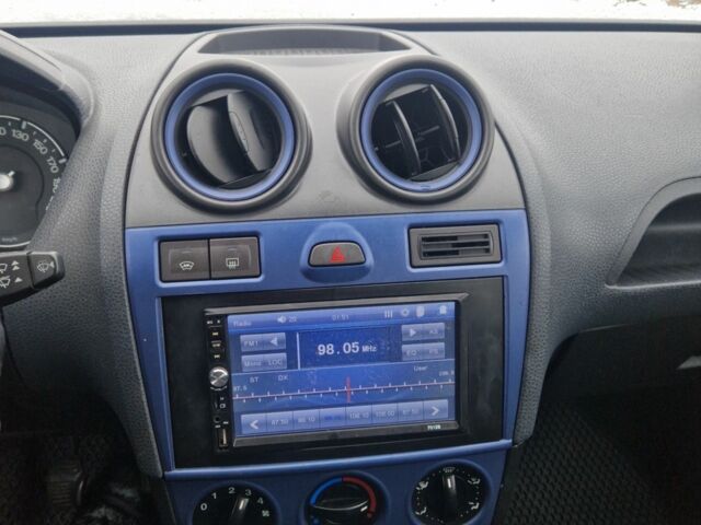 Серый Форд Фиеста, объемом двигателя 1.4 л и пробегом 278 тыс. км за 1550 $, фото 1 на Automoto.ua