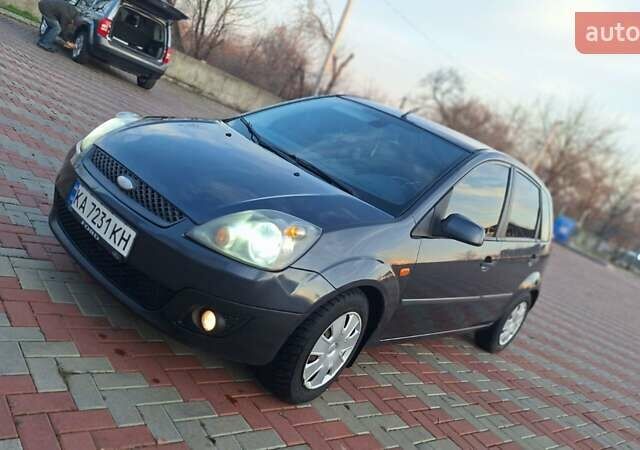 Серый Форд Фиеста, объемом двигателя 1.39 л и пробегом 269 тыс. км за 3800 $, фото 1 на Automoto.ua