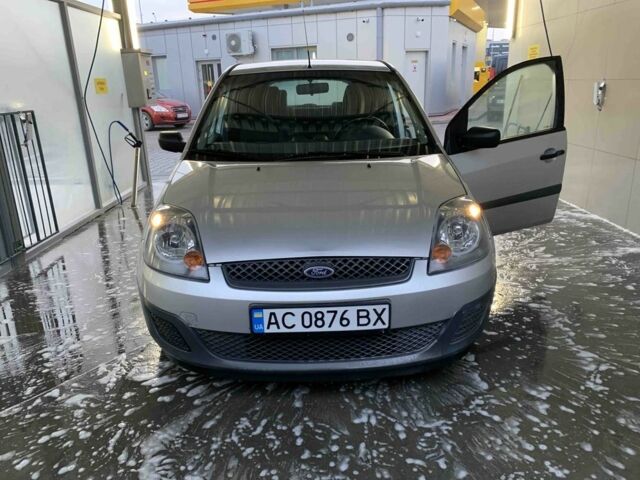 Серый Форд Фиеста, объемом двигателя 1.4 л и пробегом 265 тыс. км за 3000 $, фото 1 на Automoto.ua