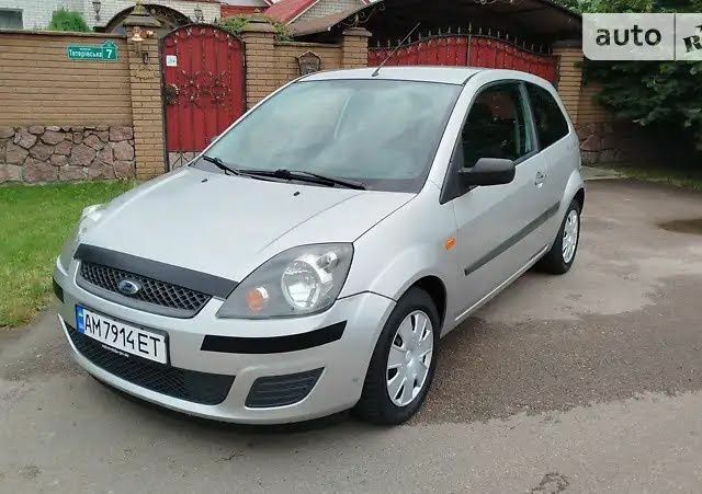 Серый Форд Фиеста, объемом двигателя 1.3 л и пробегом 142 тыс. км за 3500 $, фото 1 на Automoto.ua
