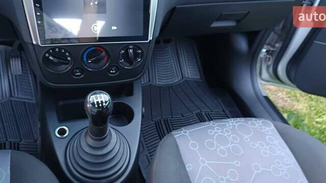 Серый Форд Фиеста, объемом двигателя 1.3 л и пробегом 205 тыс. км за 4600 $, фото 1 на Automoto.ua