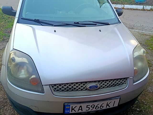Серый Форд Фиеста, объемом двигателя 1.4 л и пробегом 237 тыс. км за 3200 $, фото 1 на Automoto.ua