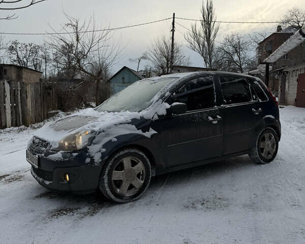 Серый Форд Фиеста, объемом двигателя 1.39 л и пробегом 214 тыс. км за 3600 $, фото 1 на Automoto.ua