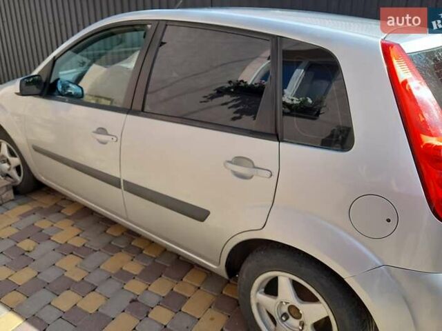 Сірий Форд Фієста, об'ємом двигуна 1.39 л та пробігом 197 тис. км за 3800 $, фото 1 на Automoto.ua