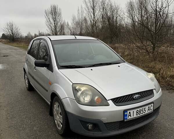 Серый Форд Фиеста, объемом двигателя 1.39 л и пробегом 158 тыс. км за 3900 $, фото 1 на Automoto.ua