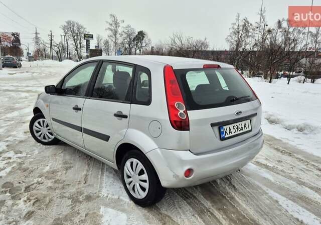 Серый Форд Фиеста, объемом двигателя 1.4 л и пробегом 176 тыс. км за 3750 $, фото 1 на Automoto.ua