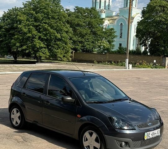 Серый Форд Фиеста, объемом двигателя 1.4 л и пробегом 60 тыс. км за 4950 $, фото 1 на Automoto.ua