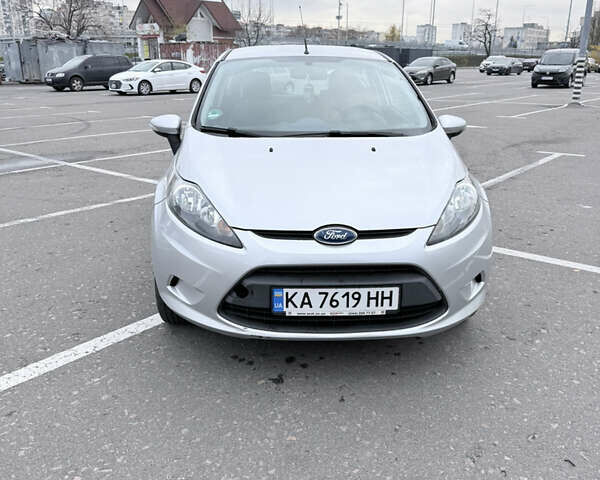 Серый Форд Фиеста, объемом двигателя 1.2 л и пробегом 180 тыс. км за 4500 $, фото 1 на Automoto.ua