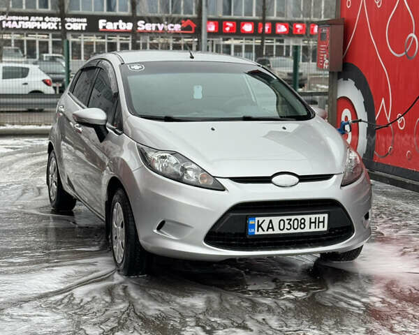 Серый Форд Фиеста, объемом двигателя 1.25 л и пробегом 99 тыс. км за 5200 $, фото 1 на Automoto.ua