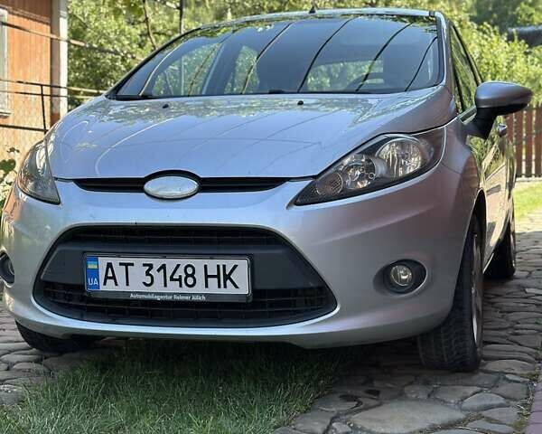 Серый Форд Фиеста, объемом двигателя 1.6 л и пробегом 370 тыс. км за 5500 $, фото 1 на Automoto.ua