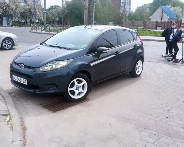 Серый Форд Фиеста, объемом двигателя 1.2 л и пробегом 176 тыс. км за 4000 $, фото 1 на Automoto.ua