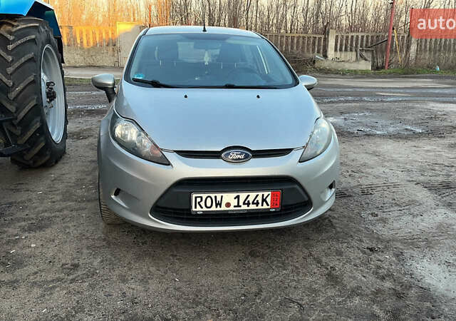 Серый Форд Фиеста, объемом двигателя 1.4 л и пробегом 200 тыс. км за 6300 $, фото 1 на Automoto.ua
