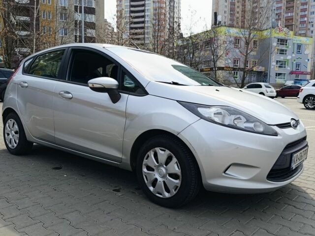 Серый Форд Фиеста, объемом двигателя 1.2 л и пробегом 2 тыс. км за 5300 $, фото 1 на Automoto.ua