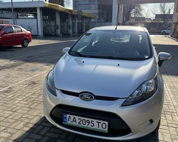 Серый Форд Фиеста, объемом двигателя 1.39 л и пробегом 170 тыс. км за 5800 $, фото 1 на Automoto.ua