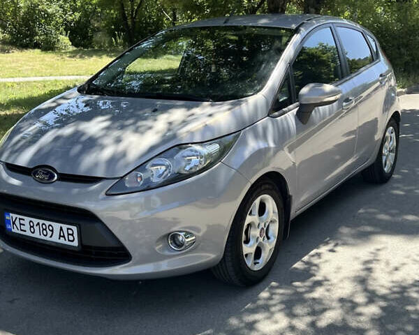 Сірий Форд Фієста, об'ємом двигуна 1.39 л та пробігом 129 тис. км за 8000 $, фото 1 на Automoto.ua