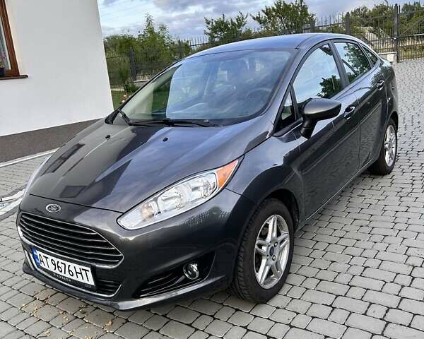 Серый Форд Фиеста, объемом двигателя 1.6 л и пробегом 99 тыс. км за 8000 $, фото 1 на Automoto.ua