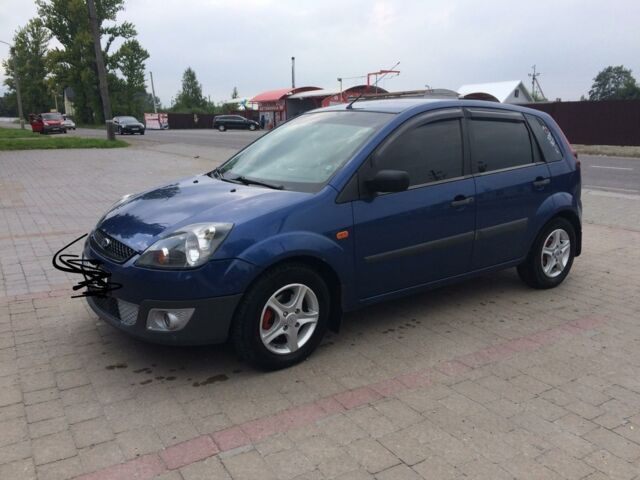 Синий Форд Фиеста, объемом двигателя 1.4 л и пробегом 215 тыс. км за 5500 $, фото 1 на Automoto.ua