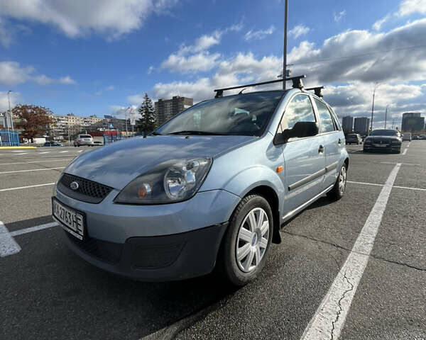 Синий Форд Фиеста, объемом двигателя 1.3 л и пробегом 170 тыс. км за 4300 $, фото 1 на Automoto.ua