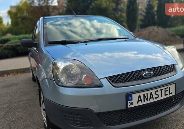 Синий Форд Фиеста, объемом двигателя 1.4 л и пробегом 256 тыс. км за 3800 $, фото 1 на Automoto.ua