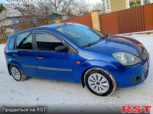 Синий Форд Фиеста, объемом двигателя 1.3 л и пробегом 250 тыс. км за 2850 $, фото 1 на Automoto.ua
