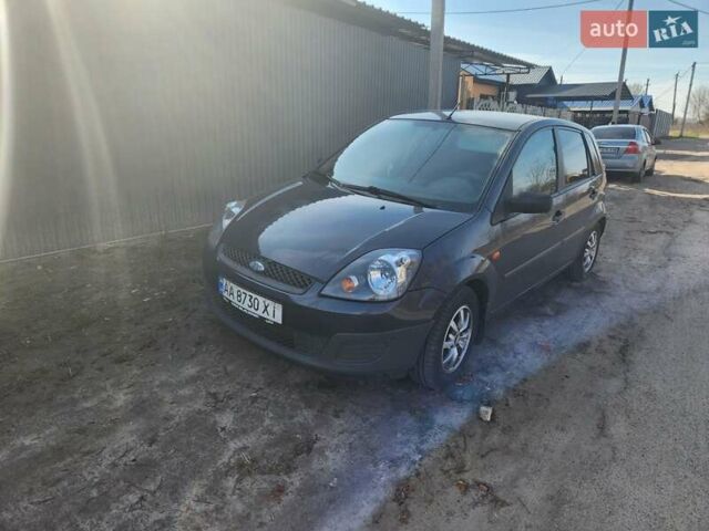 Синий Форд Фиеста, объемом двигателя 1.3 л и пробегом 275 тыс. км за 4000 $, фото 1 на Automoto.ua